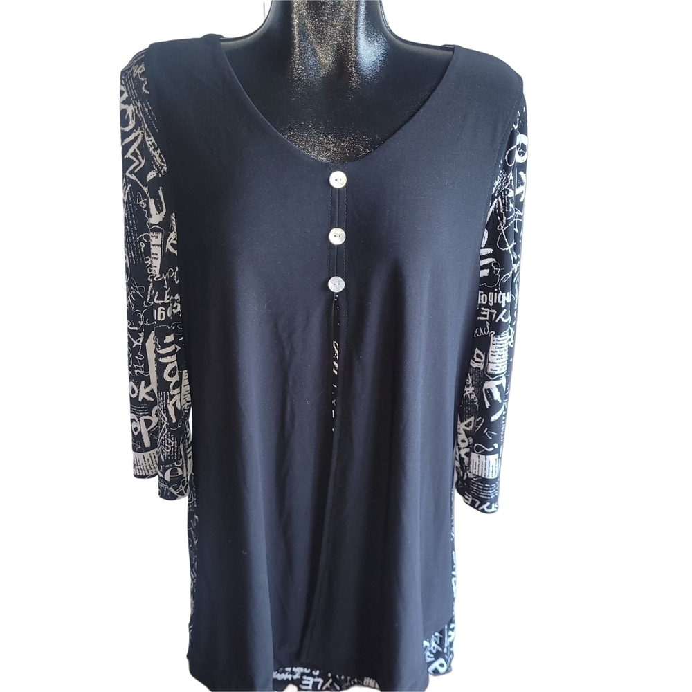 Victoria Collection Black and White Graphic Print Top